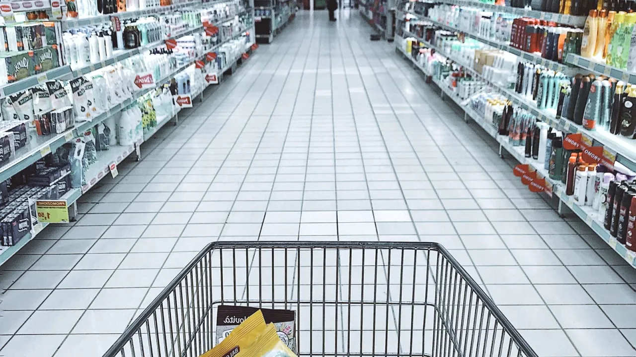 Market rafında bakliyat ve tahıl ürünleri